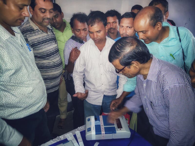 O procedimento de formação de pessoais da votação para Lok Sabha Election 2019 ou eleição 2019 da assembleia geral foi guardado p fotografia de stock O procedimento de formação de pessoais da votação para Lok Sabha Election 2019 ou eleição 2019 da assembleia geral foi guardado p fotografia de stock