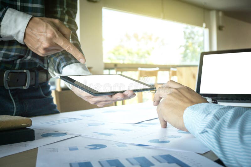 O processo dos trabalhos de equipa do negócio, homens de negócios entrega apontar na tabuleta imagens de stock