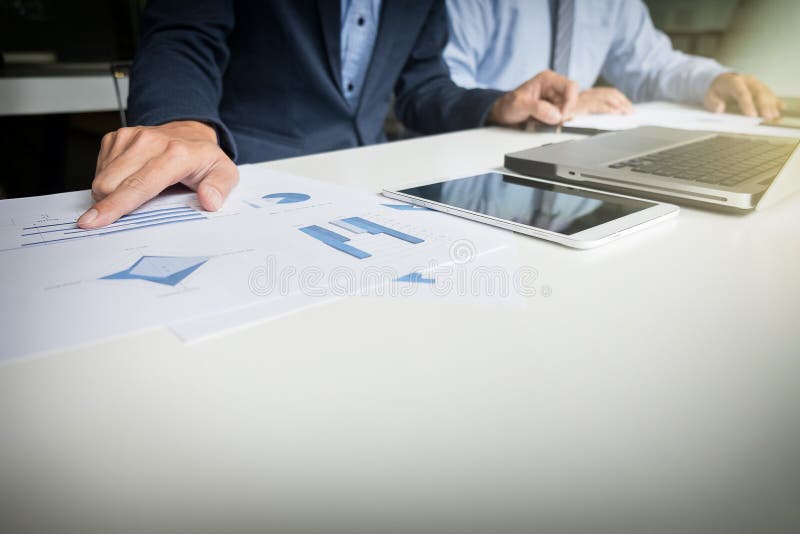 O processo dos trabalhos de equipa, homens de negócios entrega apontar no original durante imagem de stock