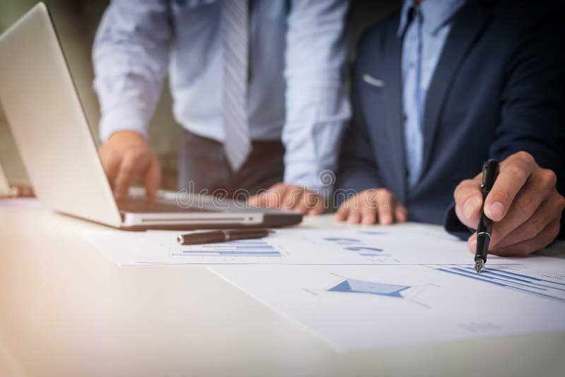 O processo dos trabalhos de equipa, homens de negócios novos entrega apontar no original a foto de stock
