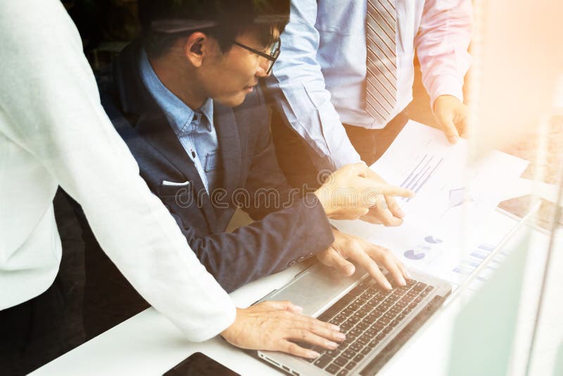 O processo dos trabalhos de equipa, negócio entrega apontar no portátil e no original imagem de stock