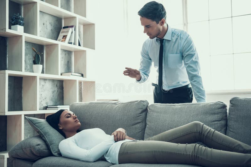 O Homem Deprimido Consulta O Psicólogo Foto de Stock - Imagem de