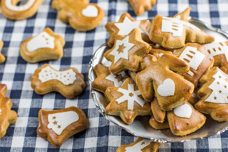 O pão-de-espécie do Natal deu forma ao anjo com coração com o outro gingerb imagens de stock royalty free O pão-de-espécie do Natal deu forma ao anjo com coração com o outro gingerb imagens de stock royalty free