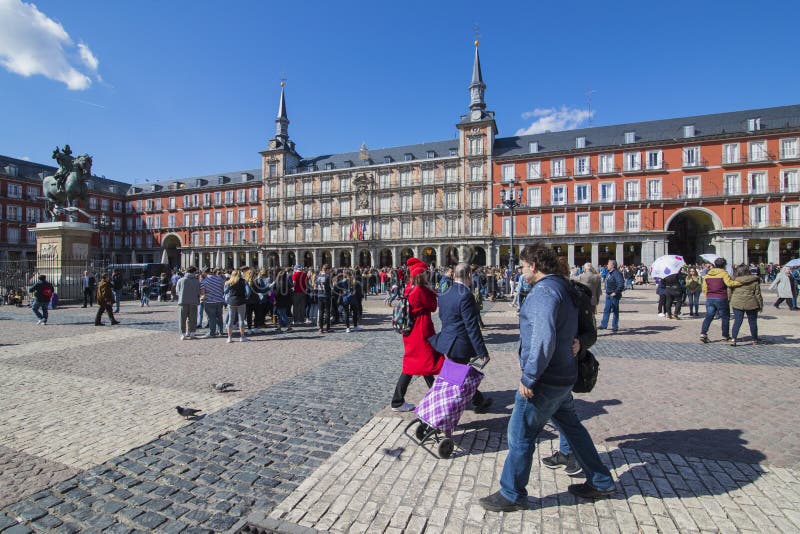 O quadrado o mais popular da cidade visitada por turistas e por convidados do prefeito da plaza do Madri fotos de stock O quadrado o mais popular da cidade visitada por turistas e por convidados do prefeito da plaza do Madri fotos de stock