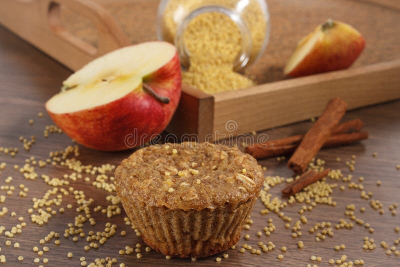 O queque fresco com aveia em flocos, canela e maçã do painço cozeu com farinha do wholemeal, sobremesa saudável deliciosa fotos de stock royalty free O queque fresco com aveia em flocos, canela e maçã do painço cozeu com farinha do wholemeal, sobremesa saudável deliciosa fotos de stock royalty free