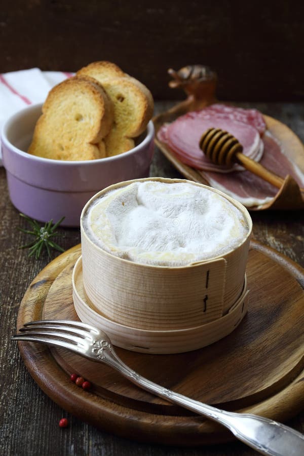 ` O queso, cortes fríos de Vacherin Mont d del francés para la 'fondue' foto de archivo libre de regalías ` O queso, cortes fríos de Vacherin Mont d del francés para la 'fondue' foto de archivo libre de regalías