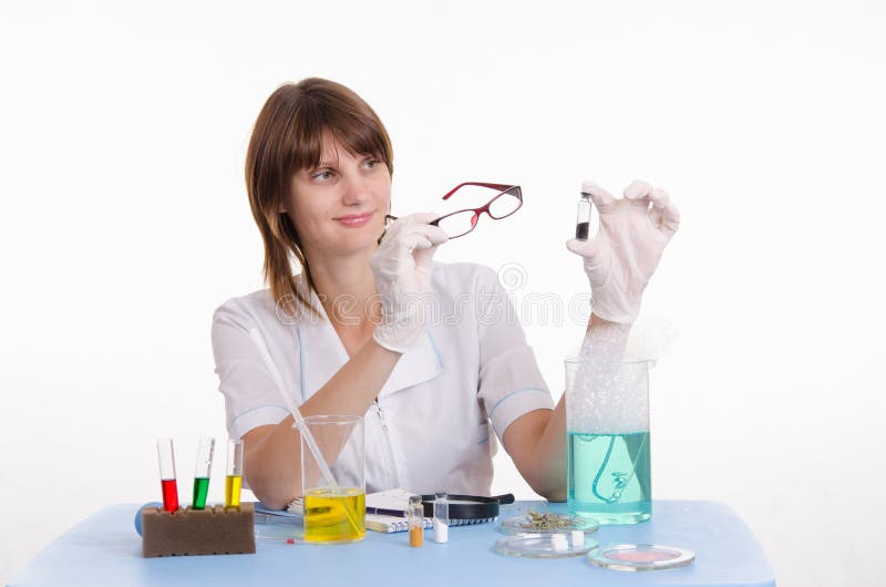 O químico examina o pó foto de stock O químico examina o pó foto de stock