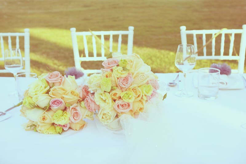 O ramalhete das rosas do vintage arranja para o casamento