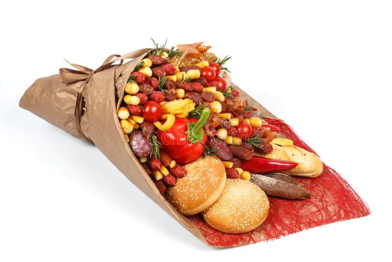 O ramalhete original que consiste em variedades diferentes de salsicha, de carne, de queijo fumado, de tomates, de pimenta e de p imagens de stock O ramalhete original que consiste em variedades diferentes de salsicha, de carne, de queijo fumado, de tomates, de pimenta e de p imagens de stock