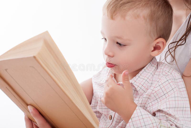 O rapaz pequeno bonito está aprendendo ler imagens de stock O rapaz pequeno bonito está aprendendo ler imagens de stock
