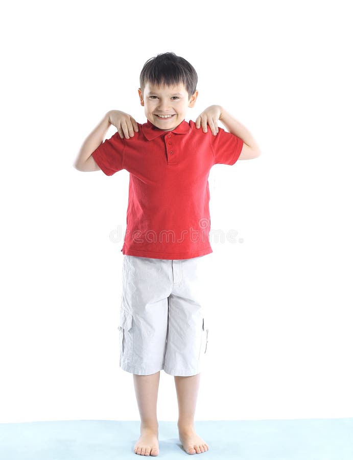 O rapaz pequeno executa exercícios da manhã Isolado no branco Foto com espaço da cópia imagem de stock O rapaz pequeno executa exercícios da manhã Isolado no branco Foto com espaço da cópia imagem de stock