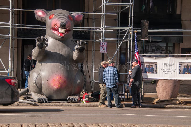 Rato inflável gigante é instalado em rua de Nova York