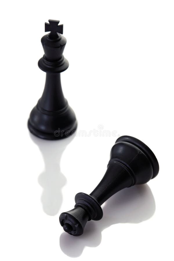 No final do jogo de xadrez, o peão branco derrotou o rei escuro. o rei do  xadrez caído como metáfora da queda do poder. espaço de cópia de conceito  de negócio, foco