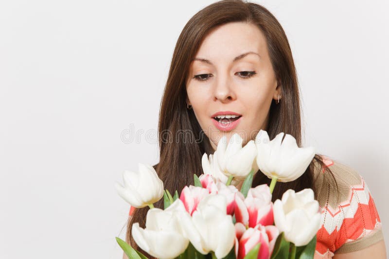 O retrato ascendente próximo da menina moreno nova bonita está guardando o ramalhete brilhante de branco e as tulipas cor-de-rosa foto de stock O retrato ascendente próximo da menina moreno nova bonita está guardando o ramalhete brilhante de branco e as tulipas cor-de-rosa foto de stock