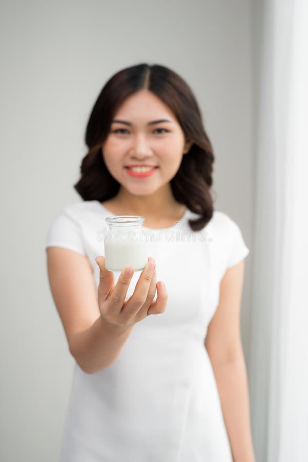 O retrato comer/close-up da dieta de uma jovem mulher atrativa come imagens de stock O retrato comer/close-up da dieta de uma jovem mulher atrativa come imagens de stock