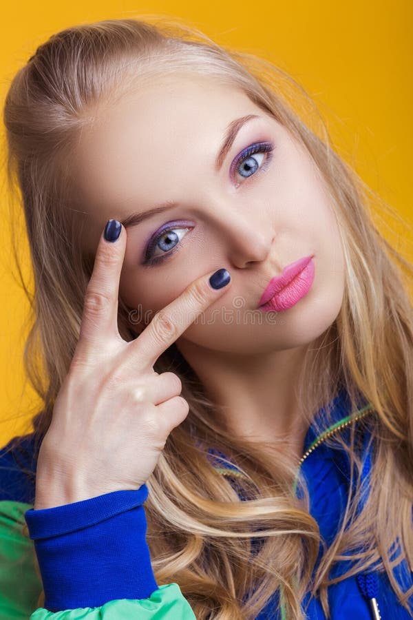O retrato da mulher loura bonita no verão colorido ocasional do verde vívido veste-se no fundo amarelo fotografia de stock royalty free O retrato da mulher loura bonita no verão colorido ocasional do verde vívido veste-se no fundo amarelo fotografia de stock royalty free
