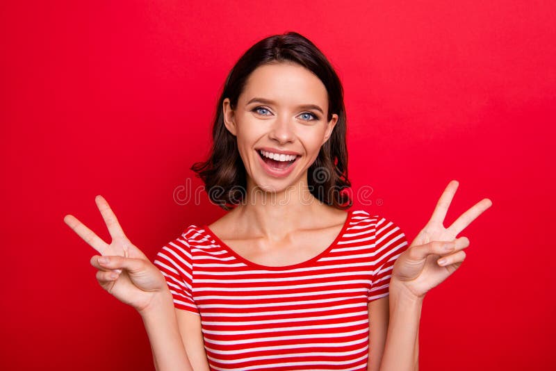 O retrato da sensação bonito milenar encantador deleitou cândido faz os v-sinais manda feriados do tempo livre apreciar o verão v fotos de stock royalty free O retrato da sensação bonito milenar encantador deleitou cândido faz os v-sinais manda feriados do tempo livre apreciar o verão v fotos de stock royalty free