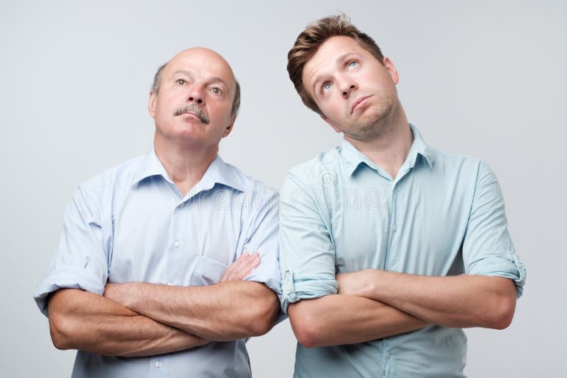 O retrato de dois homens com furado alimentado acima da expressão, olhares desagradou acima, sendo cansado para explicar suas esp imagens de stock O retrato de dois homens com furado alimentado acima da expressão, olhares desagradou acima, sendo cansado para explicar suas esp imagens de stock