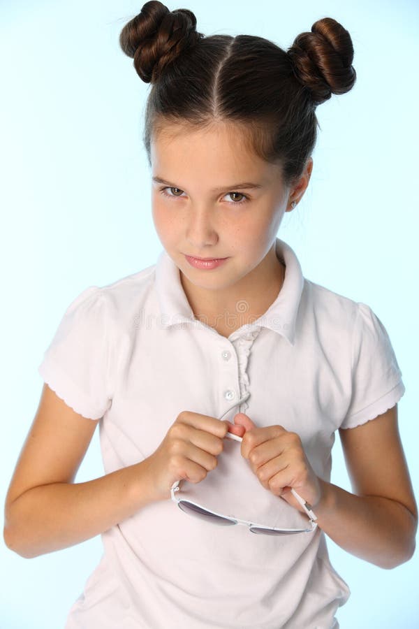 O retrato de uma menina moreno consideravelmente à moda da criança olha na incredulidade foto de stock royalty free O retrato de uma menina moreno consideravelmente à moda da criança olha na incredulidade foto de stock royalty free
