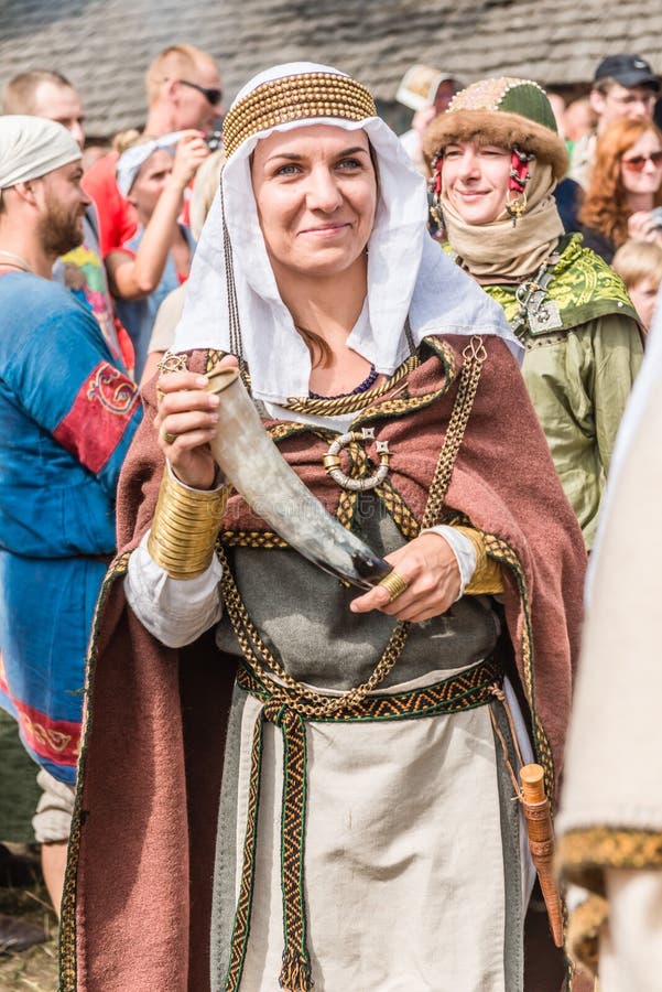 Retrato no parque de inverno. trajes eslavos e escandinavos em uma