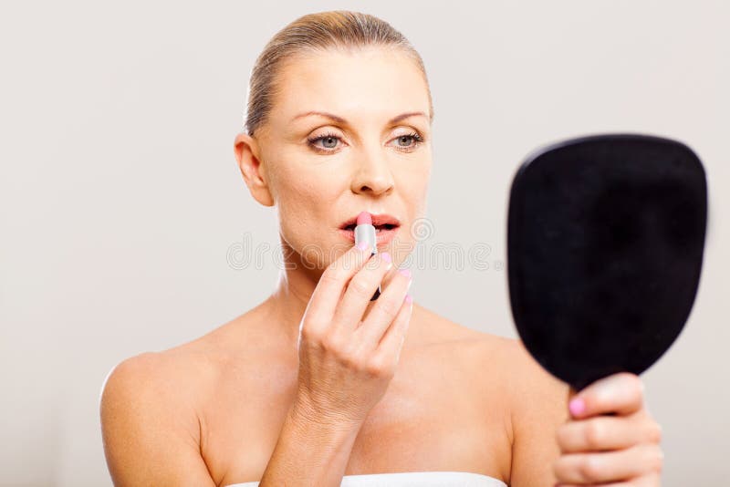 Batom envelhecido meio da mulher fotografia de stock royalty free Batom envelhecido meio da mulher fotografia de stock royalty free