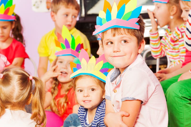 Família Jovem E Feliz, a Fantasia De Halloween Esculpindo Abóboras Juntas  No Quintal Foto de Stock - Imagem de paternidade, outono: 231540566