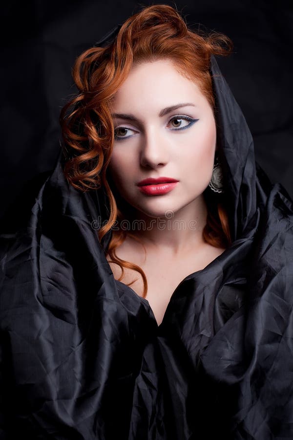 O retrato do vintage da rainha ruivo glamoroso gosta da menina imagens de stock royalty free O retrato do vintage da rainha ruivo glamoroso gosta da menina imagens de stock royalty free