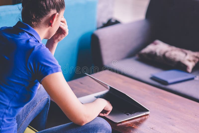 O retrato dos jovens furou o estudante fêmea atrativo que olha o portátil foto de stock royalty free O retrato dos jovens furou o estudante fêmea atrativo que olha o portátil foto de stock royalty free