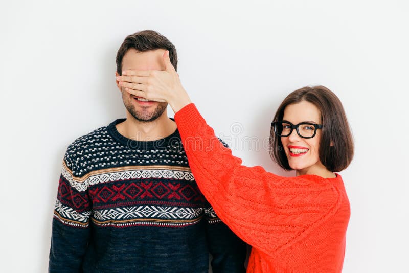 O retrato dos olhos felizes das tampas a seu marido, prepara a surpresa imagem de stock O retrato dos olhos felizes das tampas a seu marido, prepara a surpresa imagem de stock