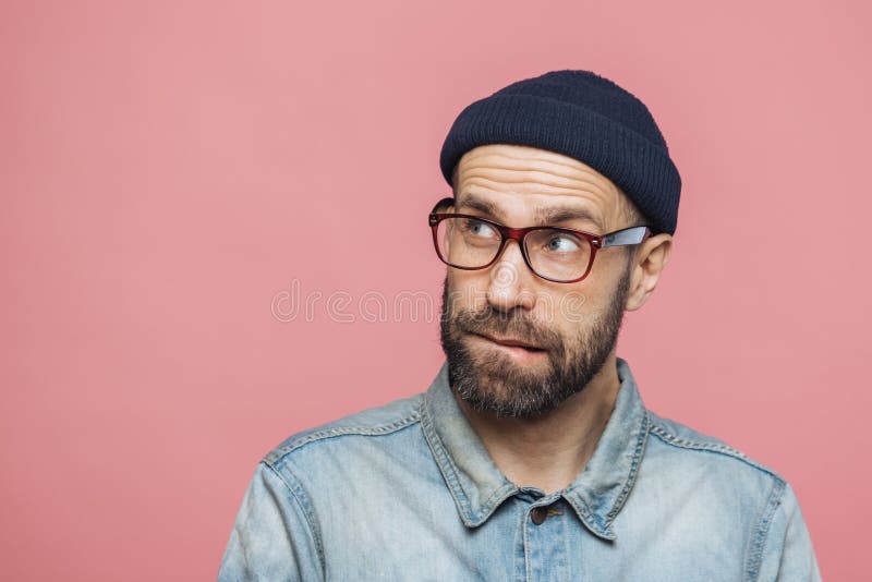 O retrato meio pensativo não barbeado do homem envelhecido com olhares pensativos da expressão para cima, veste o jacke à moda do imagem de stock royalty free O retrato meio pensativo não barbeado do homem envelhecido com olhares pensativos da expressão para cima, veste o jacke à moda do imagem de stock royalty free