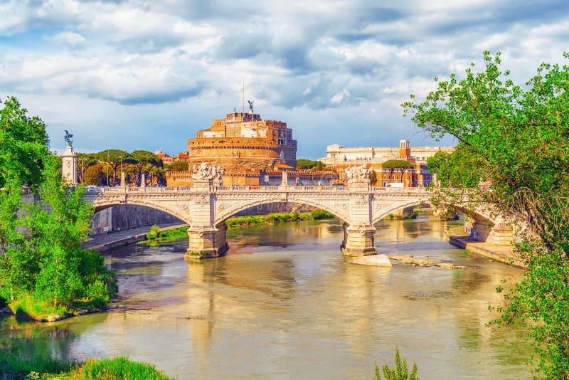 O rio de Tibre, ` Angelo Bridge de Ponte Sant, ` Angelo Castle de Sant r imagem de stock royalty free O rio de Tibre, ` Angelo Bridge de Ponte Sant, ` Angelo Castle de Sant r imagem de stock royalty free