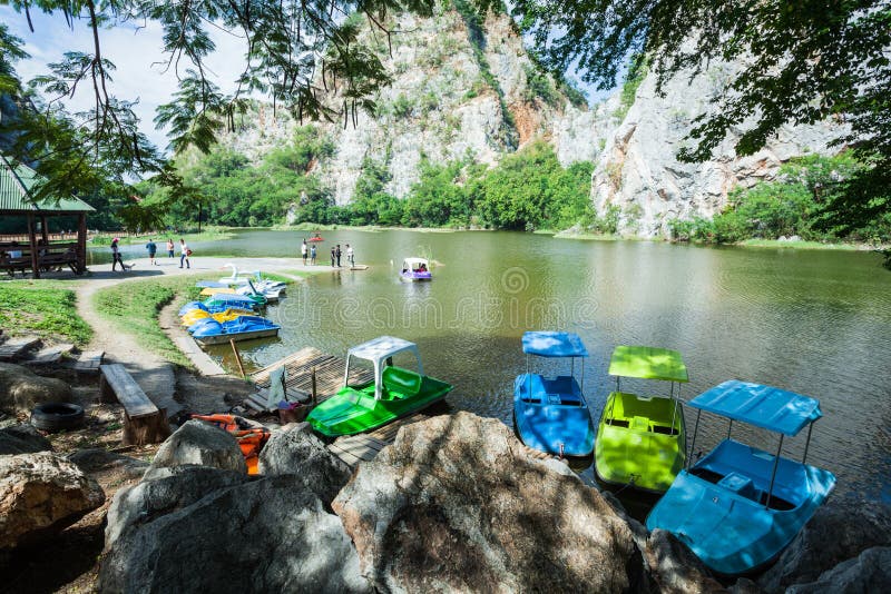 O rio está no parque da rocha de Khao Ngoo imagem de stock royalty free O rio está no parque da rocha de Khao Ngoo imagem de stock royalty free