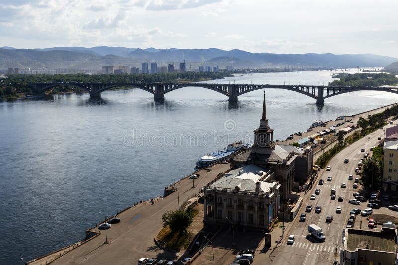 O Rio Ienissei na cidade de Krasnoyarsk, Rússia imagem de stock O Rio Ienissei na cidade de Krasnoyarsk, Rússia imagem de stock