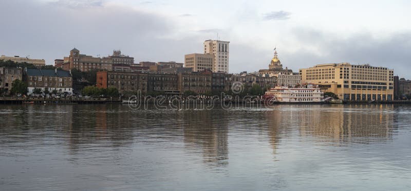O rio reflete construções e arquitetura de Savannah Georgi fotografia de stock O rio reflete construções e arquitetura de Savannah Georgi fotografia de stock