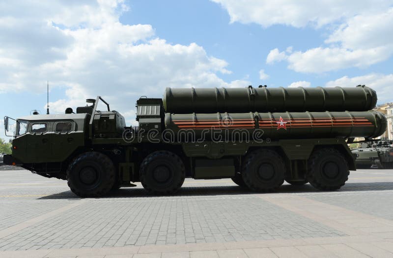 O S-400 Triumf (nome do relatório da OTAN: O rosnador SA-21) é um sistema de armas antiaéreo grande e de médio alcance imagens de stock O S-400 Triumf (nome do relatório da OTAN: O rosnador SA-21) é um sistema de armas antiaéreo grande e de médio alcance imagens de stock