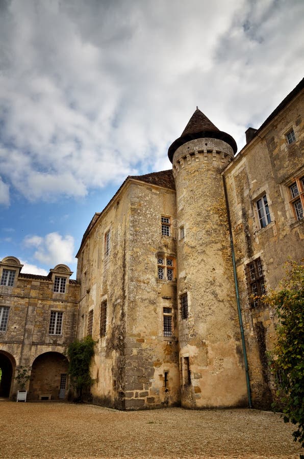 O Saint-Jean-de-Cole é uma vila medieval no norte do Dordogne, França imagem de stock O Saint-Jean-de-Cole é uma vila medieval no norte do Dordogne, França imagem de stock