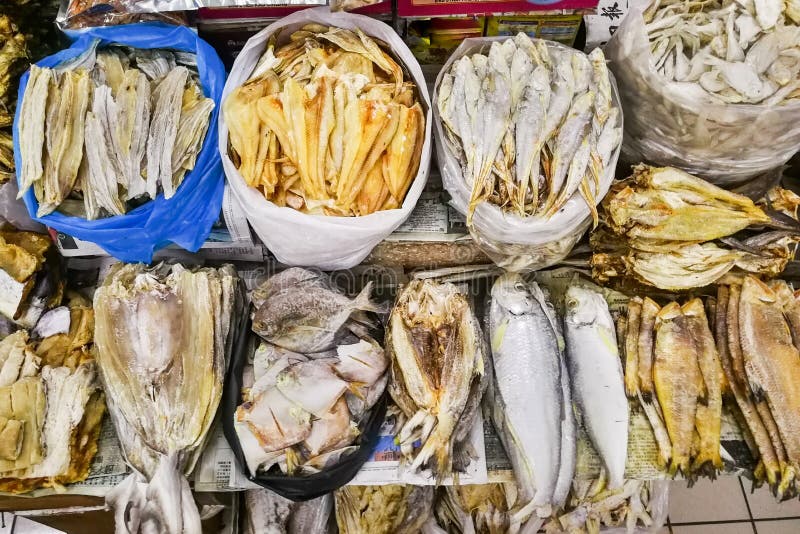 O sal insalubre secou o marisco salgado preservado dos peixes na tenda do mercado foto de stock O sal insalubre secou o marisco salgado preservado dos peixes na tenda do mercado foto de stock