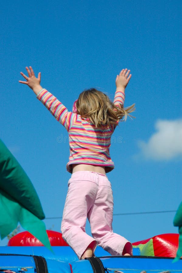 O salto da menina foto de stock royalty free O salto da menina foto de stock royalty free
