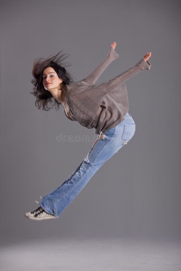 O salto do dançarino fotografia de stock O salto do dançarino fotografia de stock