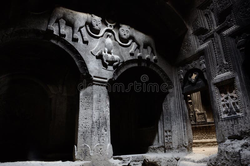 O salão do templo cristão antigo Geghard com uma abóbada, coluna imagem de stock O salão do templo cristão antigo Geghard com uma abóbada, coluna imagem de stock