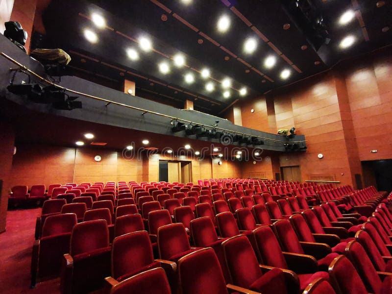 O salão vazio do teatro - luzes brilhantes fotografia de stock O salão vazio do teatro - luzes brilhantes fotografia de stock