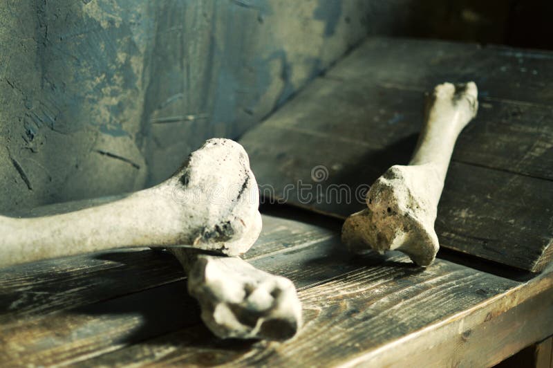 O sangue humano encontra-se em uma cama de madeira na câmera fotos de stock O sangue humano encontra-se em uma cama de madeira na câmera fotos de stock