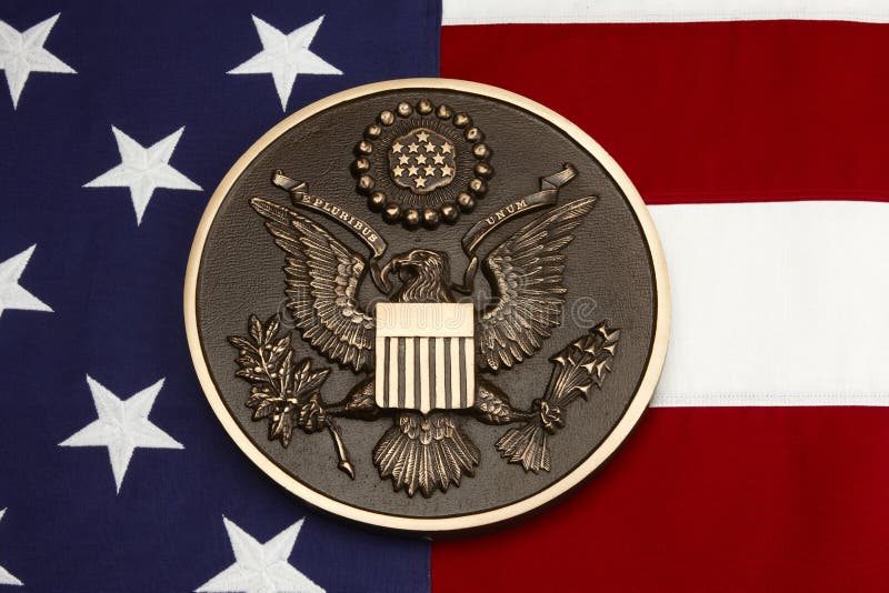 O selo dos Estados Unidos disparou na bandeira americana imagem de stock royalty free O selo dos Estados Unidos disparou na bandeira americana imagem de stock royalty free