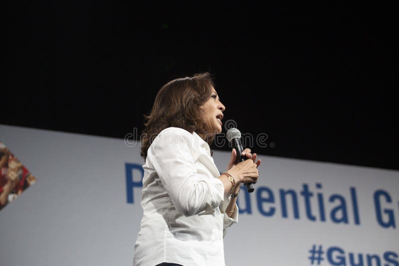 O senador Kamala Harris fala no fórum da segurança da arma, o 8 de agosto de 2019 imagem de stock royalty free O senador Kamala Harris fala no fórum da segurança da arma, o 8 de agosto de 2019 imagem de stock royalty free