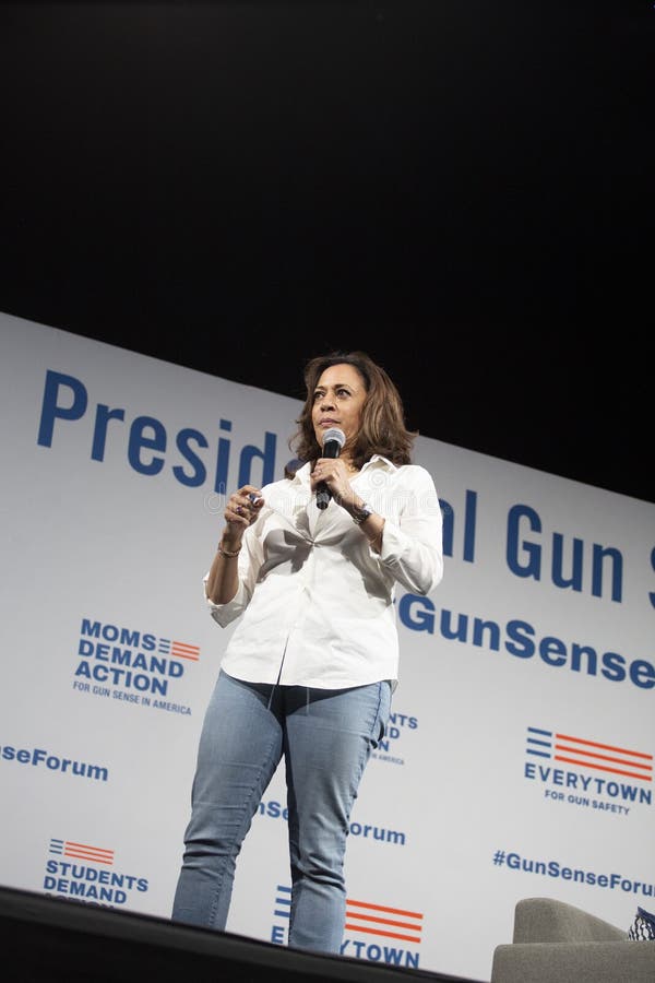 O senador Kamala Harris fala no fórum da segurança da arma, o 8 de agosto de 2019 fotografia de stock royalty free O senador Kamala Harris fala no fórum da segurança da arma, o 8 de agosto de 2019 fotografia de stock royalty free