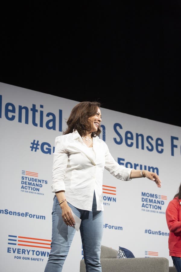 O senador Kamala Harris fala no fórum da segurança da arma, o 8 de agosto de 2019 imagem de stock O senador Kamala Harris fala no fórum da segurança da arma, o 8 de agosto de 2019 imagem de stock