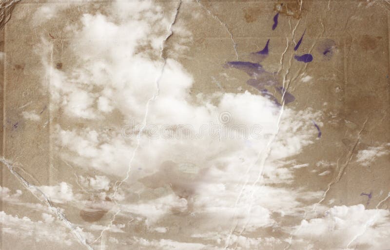 O Sepia tonificou a imagem das nuvens no céu do te a imagem textured com textura de papel e manchas, estilo do olhar do vintage