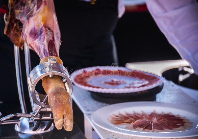 O serrano do jamon do pé preparou-se cortando, presunto espanhol tradicional fotografia de stock royalty free O serrano do jamon do pé preparou-se cortando, presunto espanhol tradicional fotografia de stock royalty free