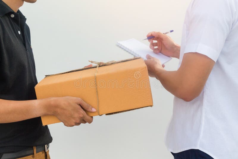 O serviço de entrega enviou ao cliente que recebe a caixa do pacote