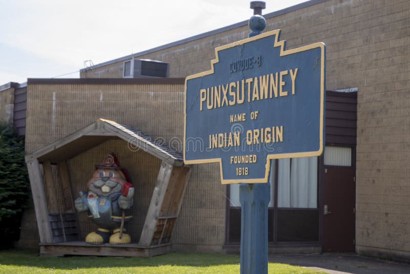 O sinal da cidade de Punxsutawney com Phil vestiu-se como o bombeiro fotografia de stock O sinal da cidade de Punxsutawney com Phil vestiu-se como o bombeiro fotografia de stock